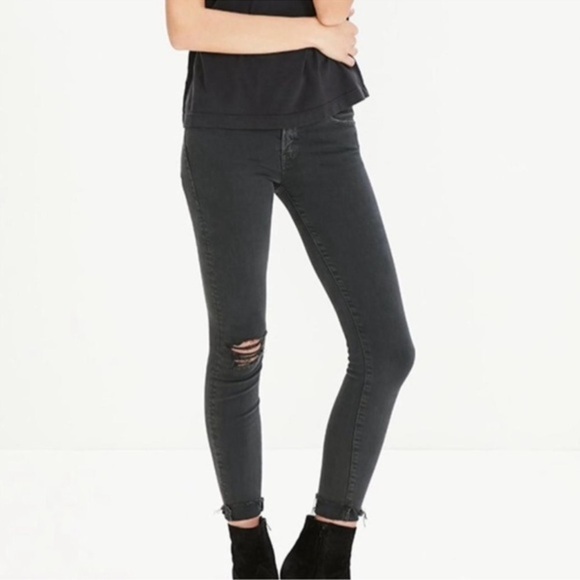 EUC MOTHER The Double Fray Charmer Black Denim Jeans Size 28 Distressed Raw Hem - Picture 1 of 15